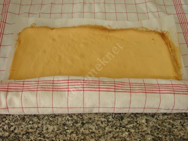 Pastane Usulü Muzlu Rulo Pasta - Yapılışı (12/24) 