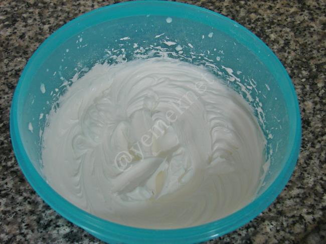 Pastane Usulü Muzlu Rulo Pasta - Yapılışı (14/24) 