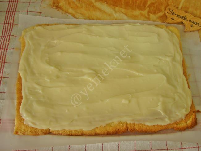 Pastane Usulü Muzlu Rulo Pasta - Yapılışı (15/24) 