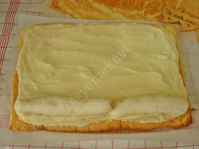 Pastane Usulü Muzlu Rulo Pasta - Yapılışı (16/24) 