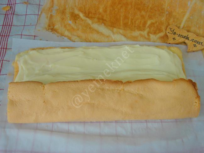 Pastane Usulü Muzlu Rulo Pasta - Yapılışı (17/24) 