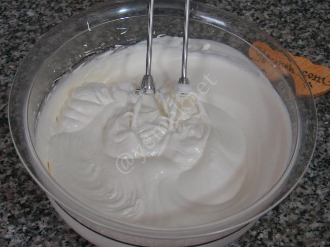 Pastane Usulü Muzlu Rulo Pasta - Yapılışı (4/24) 