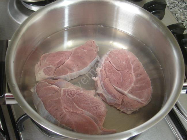 Patatesli Dana İncik Haşlama - Yapılışı (2/8) 