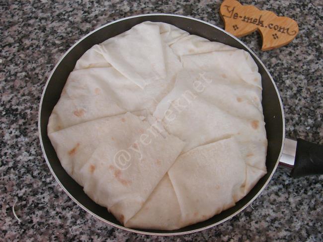 Peynirli Tava Böreği - Yapılışı (10/16) 
