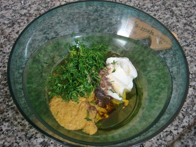 Yoğurtlu Hardal Salata Sosu - Yapılışı (3/8) 