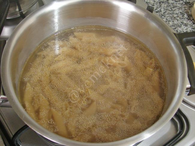 Domates Soslu Kepekli Makarna - Yapılışı (2/12) 