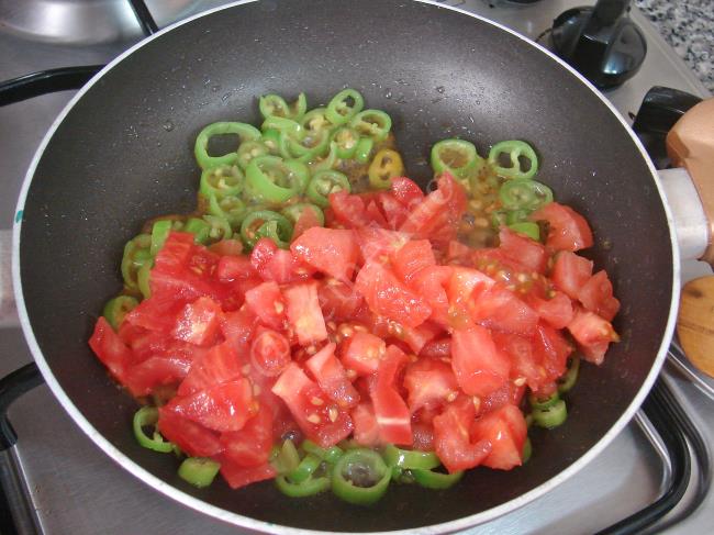 Domates Soslu Kepekli Makarna - Yapılışı (5/12) 