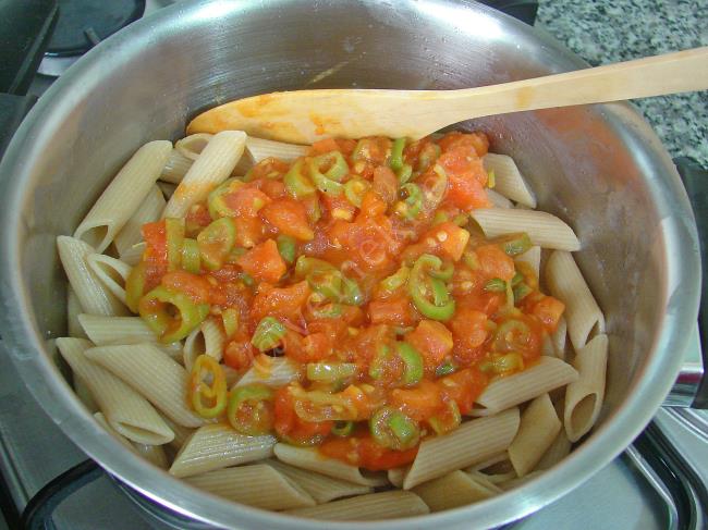 Domates Soslu Kepekli Makarna - Yapılışı (8/12) 
