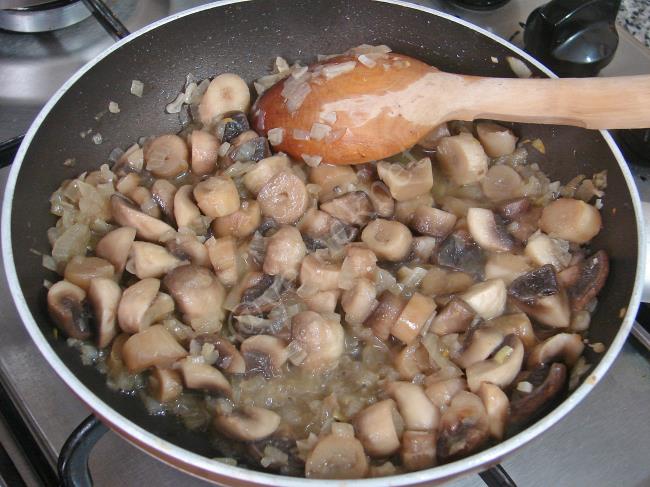 Enginarlı Mantar Kavurması - Yapılışı (5/12) 