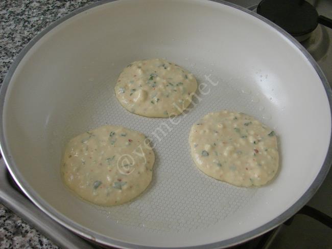 Kahvaltılık Peynirli Pofuduk Pankek - Yapılışı (7/12) 