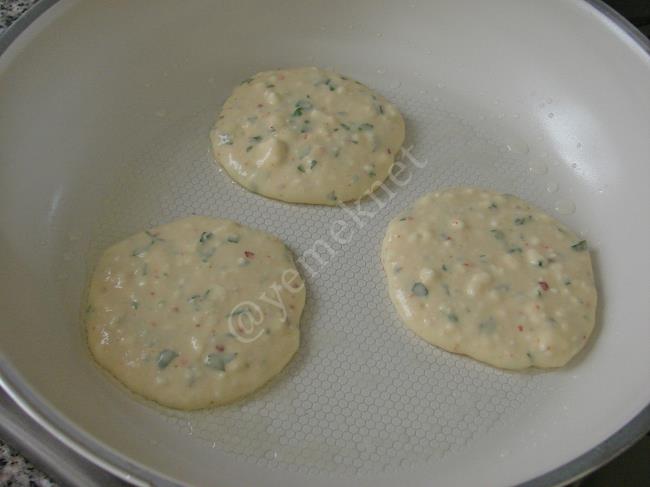 Kahvaltılık Peynirli Pofuduk Pankek - Yapılışı (8/12) 