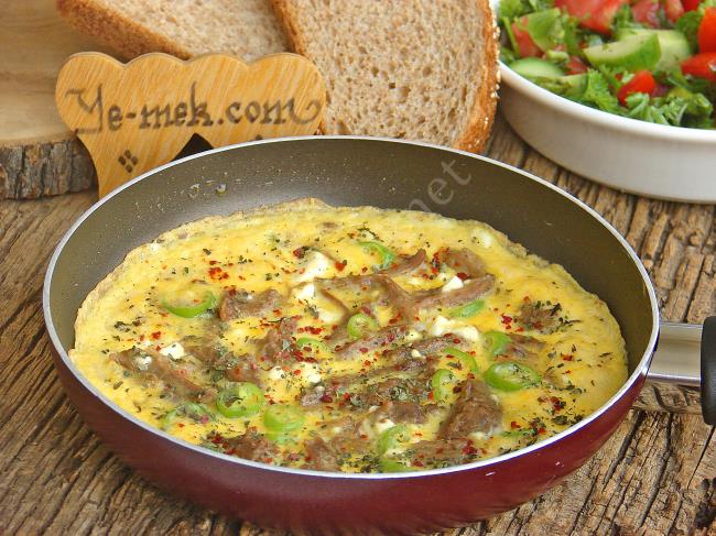 Kavurmalı Omlet - Yapılışı (9/12) 