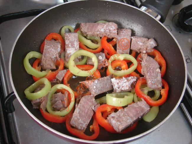 Kavurmalı Yumurta - Yapılışı (3/8) 