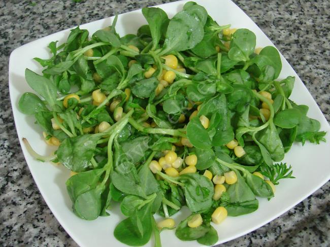 Közlenmiş Kırmızı Biberli Semizotu Salatası - Yapılışı (4/8) 