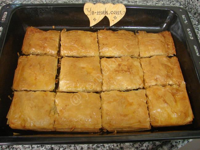 Baklavalık Yufkadan Sütlü Fındıklı Baklava - Yapılışı (10/16) 