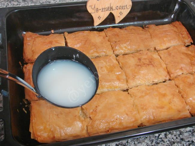 Baklavalık Yufkadan Sütlü Fındıklı Baklava - Yapılışı (11/16) 