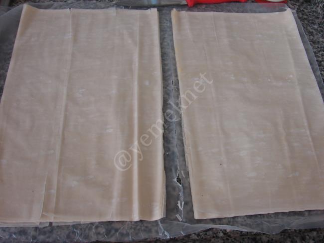 Baklavalık Yufkadan Sütlü Fındıklı Baklava - Yapılışı (2/16) 