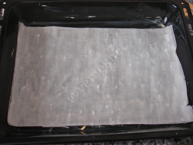 Baklavalık Yufkadan Sütlü Fındıklı Baklava - Yapılışı (3/16) 