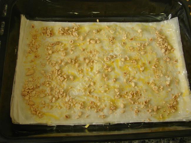 Baklavalık Yufkadan Sütlü Fındıklı Baklava - Yapılışı (4/16) 