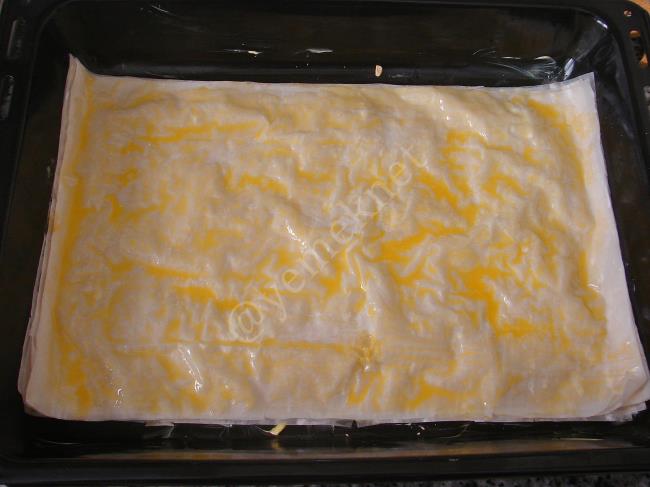 Baklavalık Yufkadan Sütlü Fındıklı Baklava - Yapılışı (5/16) 