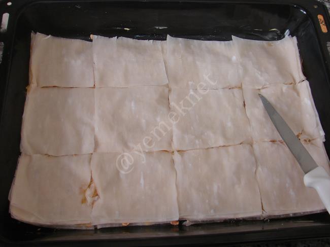 Baklavalık Yufkadan Sütlü Fındıklı Baklava - Yapılışı (6/16) 