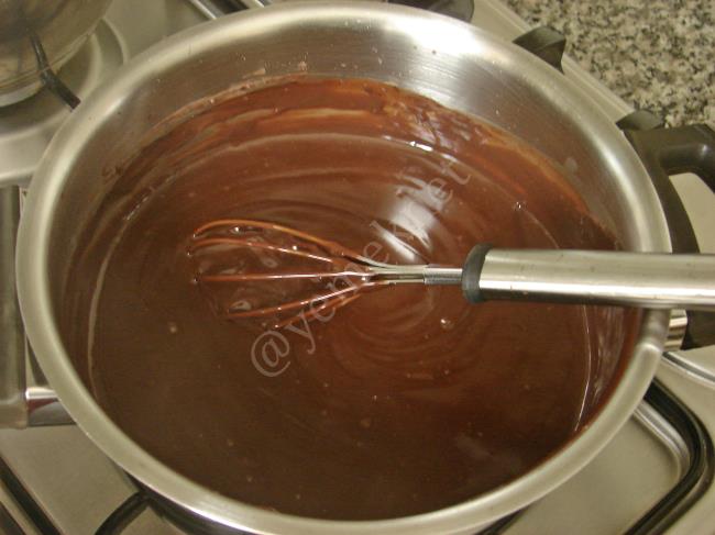 İki Renkli Bisküvili Pasta - Yapılışı (3/12) 