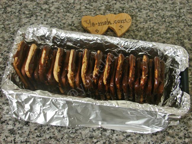 İki Renkli Bisküvili Pasta - Yapılışı (8/12) 