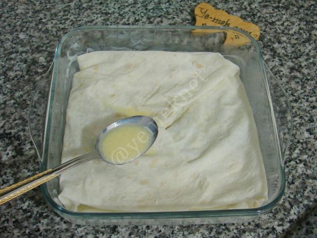 Makarnadan Yalancı Su Böreği - Yapılışı (9/16) 