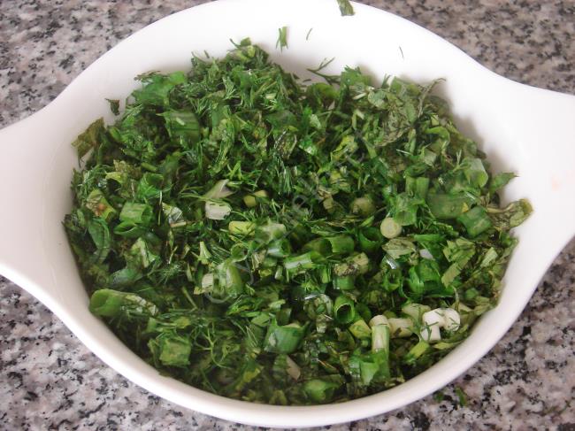 Yeşillikli Közlenmiş Kırmızı Biber Salatası - Yapılışı (4/8) 