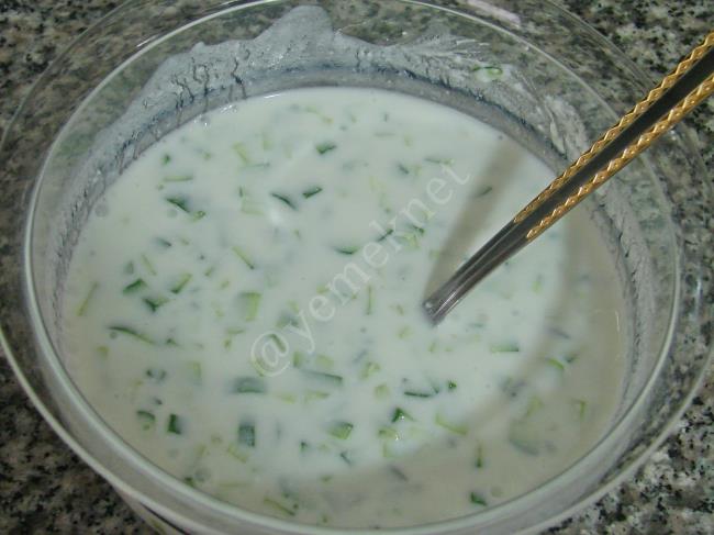 Küp Salatalıklı Cacık - Yapılışı (6/12) 