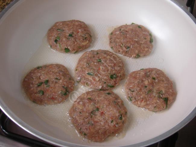 Patatesli Kıbrıs Köftesi - Yapılışı (4/8) 