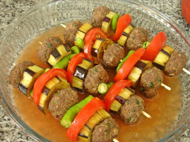 Sebzeli Şiş Köfte - Yapılışı (8/12) 