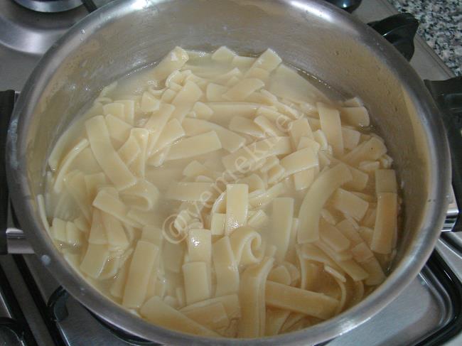 Tereyağlı Cevizli Erişte - Yapılışı (2/8) 