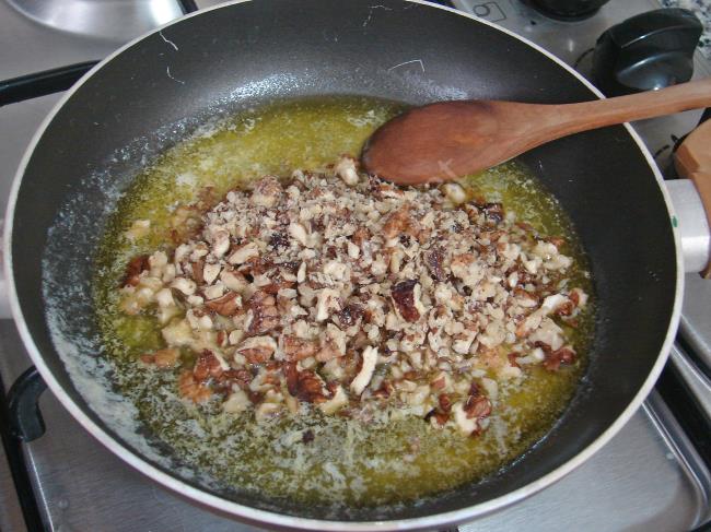 Tereyağlı Cevizli Erişte - Yapılışı (3/8) 