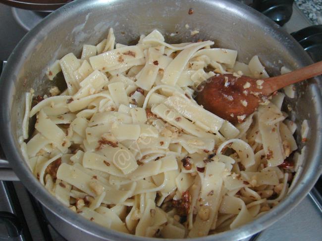 Tereyağlı Cevizli Erişte - Yapılışı (6/8) 