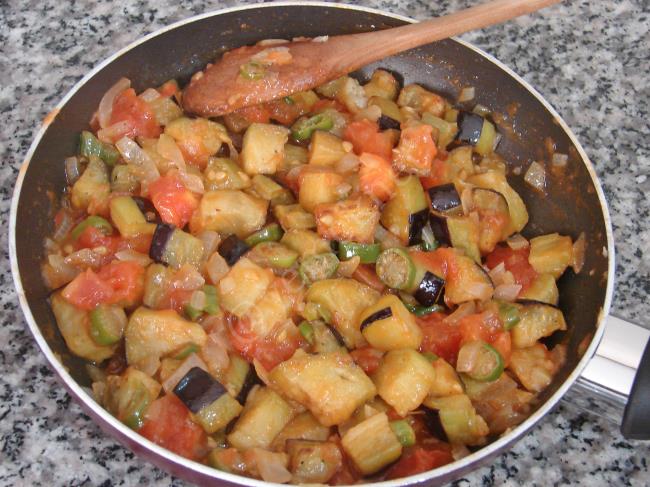 Zeytinyağlı Patlıcanlı Enginar Dolması - Yapılışı (11/16) 