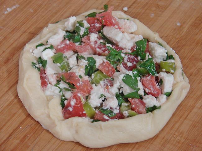 Domatesli Peynirli Ev Pidesi - Yapılışı (10/16) 