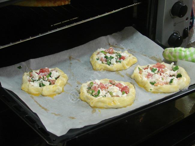 Domatesli Peynirli Ev Pidesi - Yapılışı (12/16) 