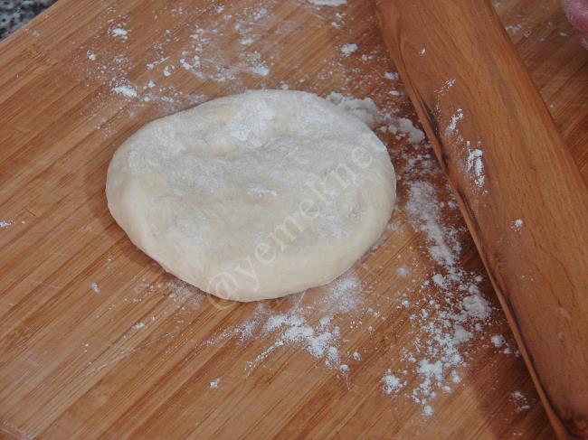 Domatesli Peynirli Ev Pidesi - Yapılışı (5/16) 