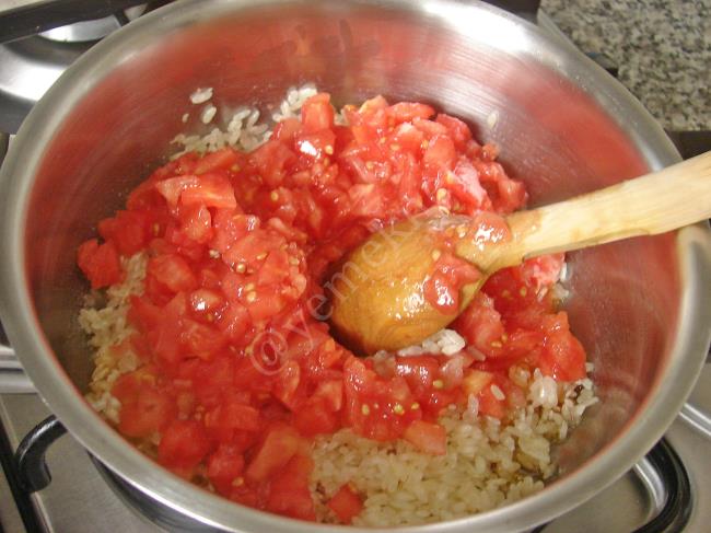 Domatesli Pirinç Pilavı - Yapılışı (4/8) 