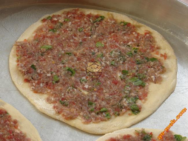 Ev Usulü Kıymalı Lahmacun - Yapılışı (11/16) 