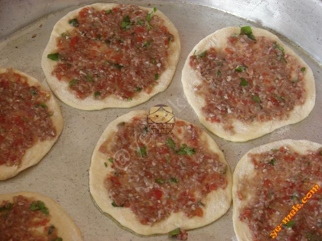 Ev Usulü Kıymalı Lahmacun - Yapılışı (12/16) 