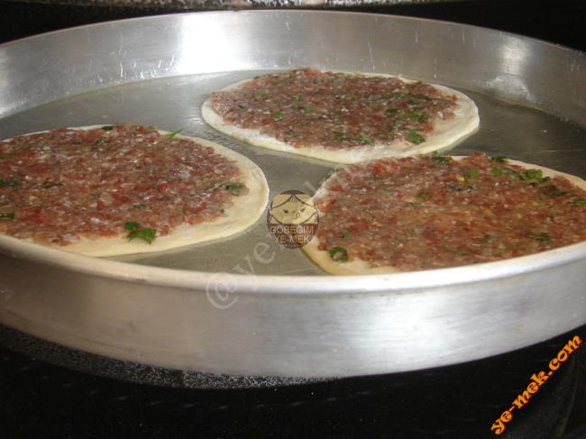 Ev Usulü Kıymalı Lahmacun - Yapılışı (13/16) 