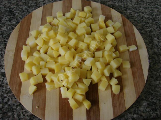 Taze Soğanlı Patates Salatası - Yapılışı (2/8) 