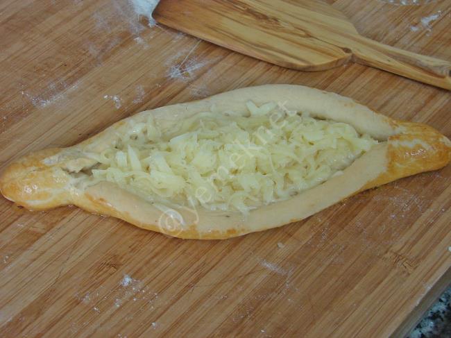 Tereyağlı Kaşarlı Ev Pidesi - Yapılışı (10/20) 