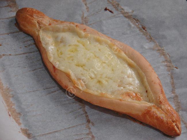 Tereyağlı Kaşarlı Ev Pidesi - Yapılışı (13/20) 