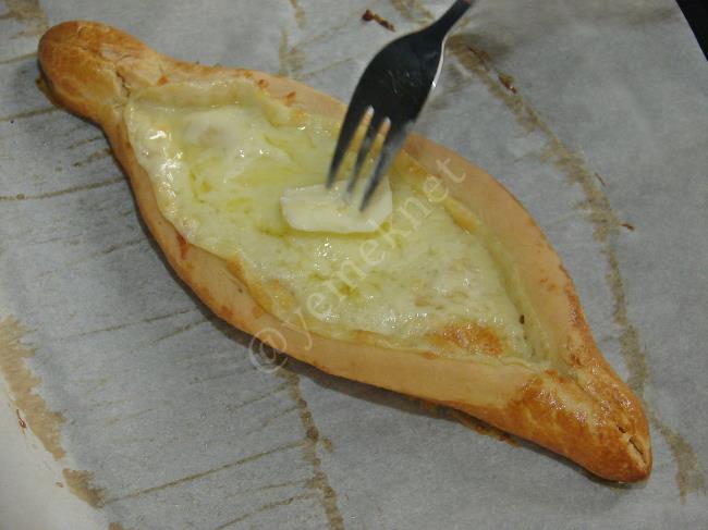 Tereyağlı Kaşarlı Ev Pidesi - Yapılışı (14/20) 