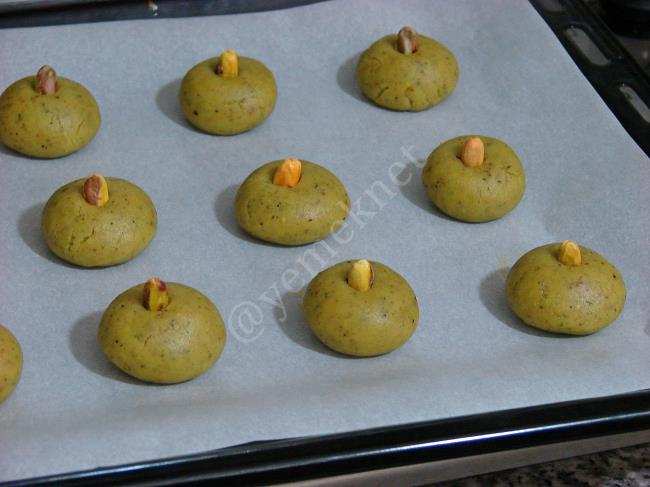 Antep Fıstıklı Kurabiye - Yapılışı (7/12) 