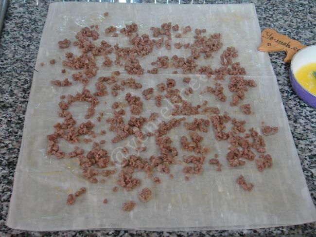 Baklavalık Yufkadan Kıymalı Kol Böreği - Yapılışı (3/12) 