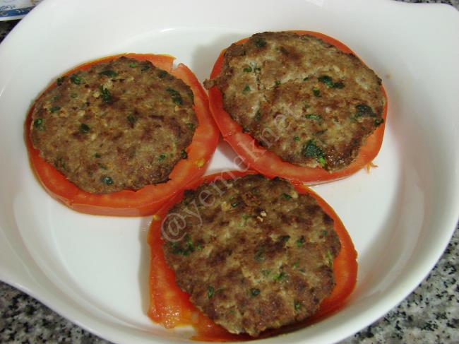 Beşamel Soslu Domatesli Köfte - Yapılışı (10/16) 